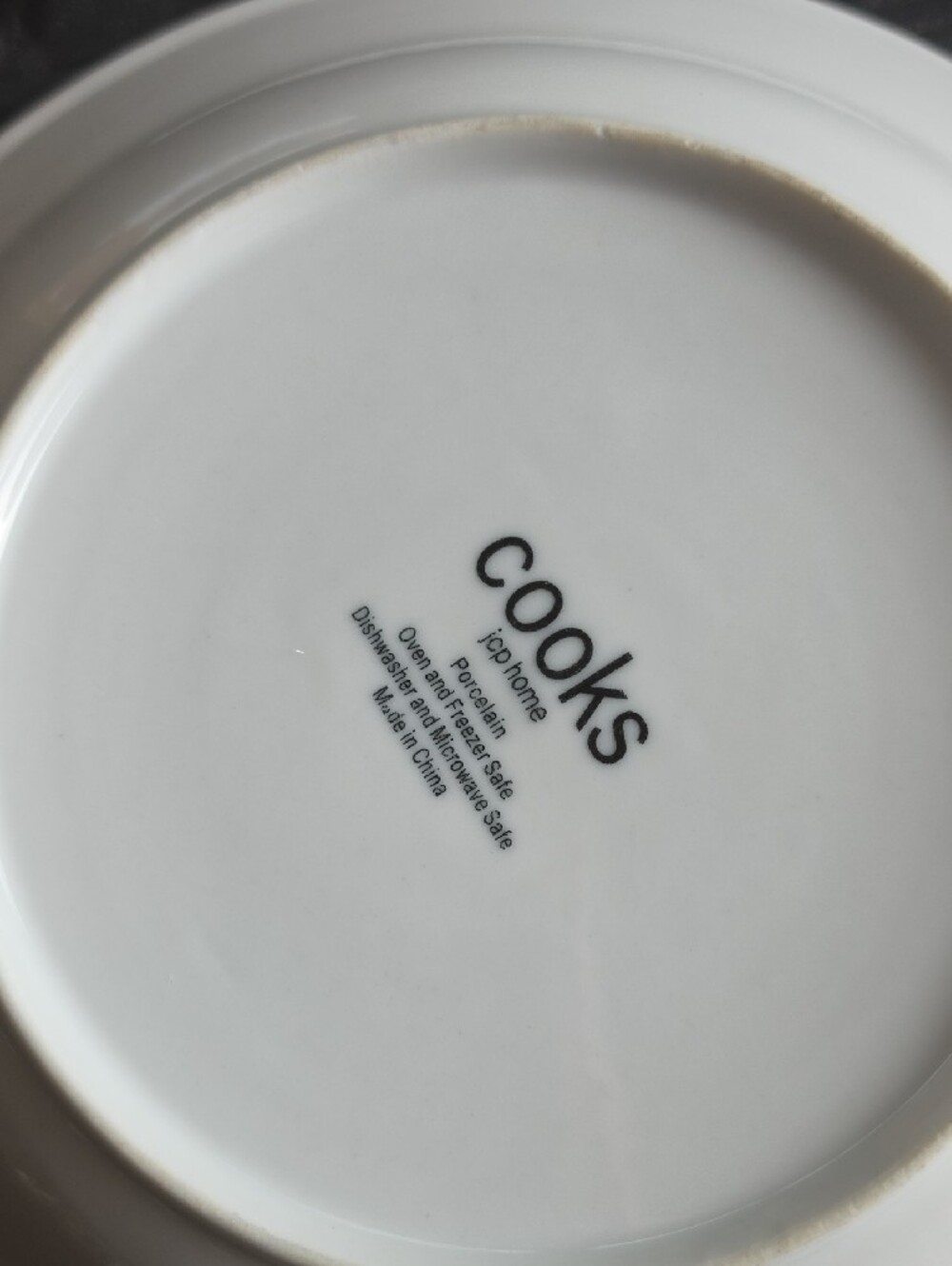 COOKS White Dinner Plates with Black Leaf Motif - Set of 2 CALLOUT-2 Chips - Picture 2 of 4